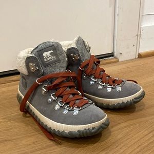 Sorel women’s short boots. Size 6